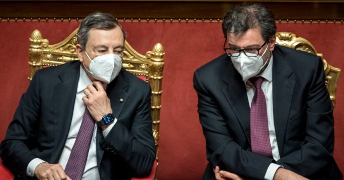 La fuga di Giorgetti e il caos dell’ultimo decreto Covid: il regime di Draghi è allo sbando