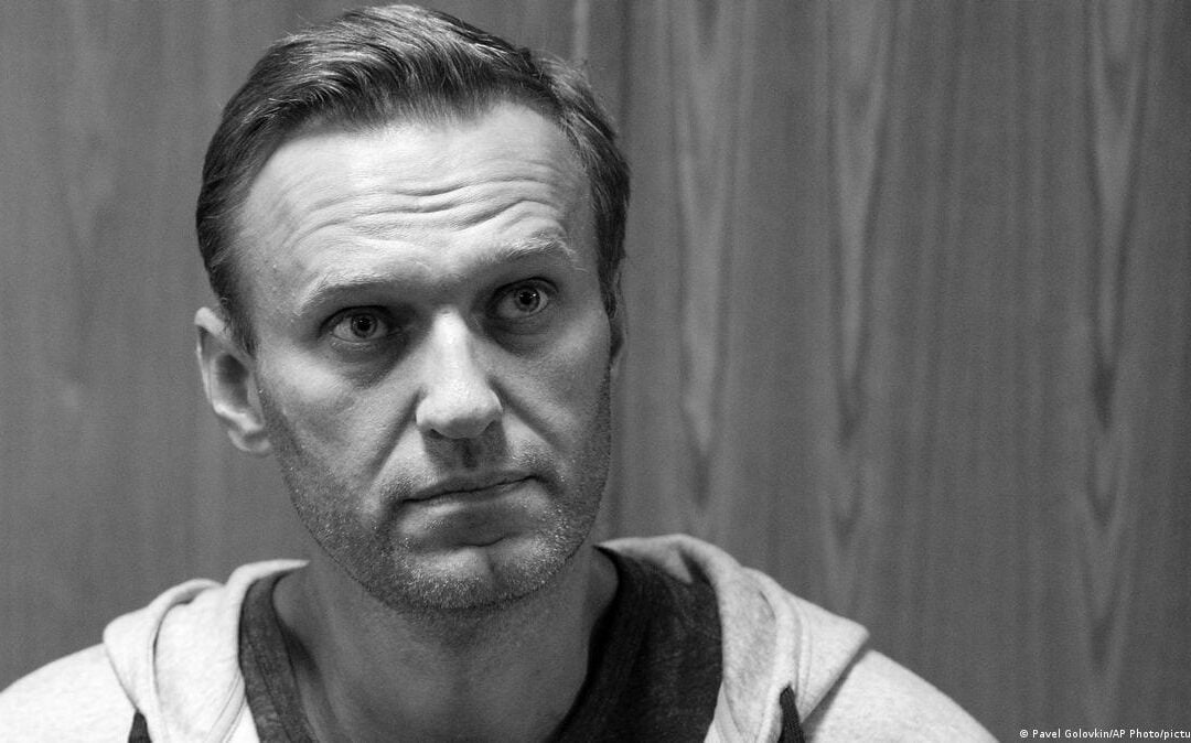 La morte di Navalny e quella lista di oppositori di Putin tutti a libro paga dell’MI6 e di Soros