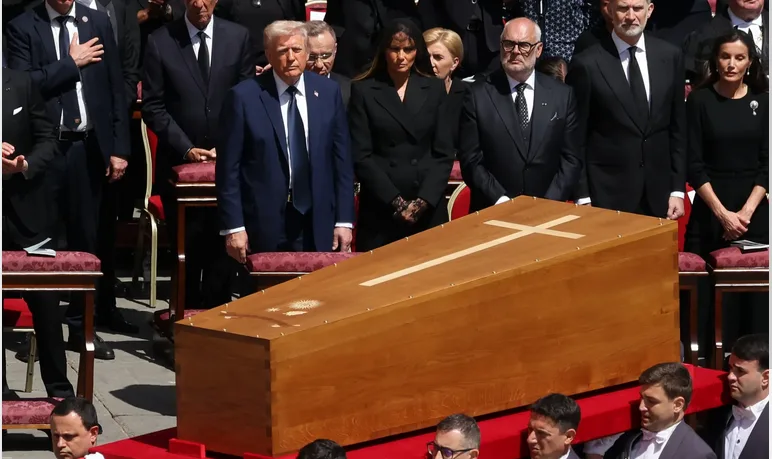 Questa immagine ha l'attributo alt vuoto; il nome del file è trump-bara-san-pietro.png.webp